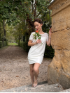 Robe de mariée courte en twill et guipure géométrique avec des manches courtes.