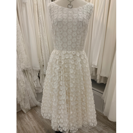 Robe de mariée courte en tulle brodé de motifs "Soleil" pour égayer votre mariage.  Dos nu en V.