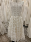 Robe de mariée courte en tulle brodé de motifs "Soleil" pour égayer votre mariage.  Dos nu en V.