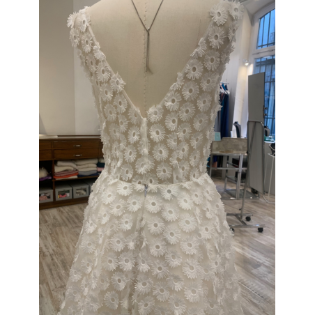 Robe de mariée courte en tulle brodé de motifs "Soleil" pour égayer votre mariage.  Dos nu en V.