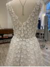 Robe de mariée courte en tulle brodé de motifs "Soleil" pour égayer votre mariage.  Dos nu en V.