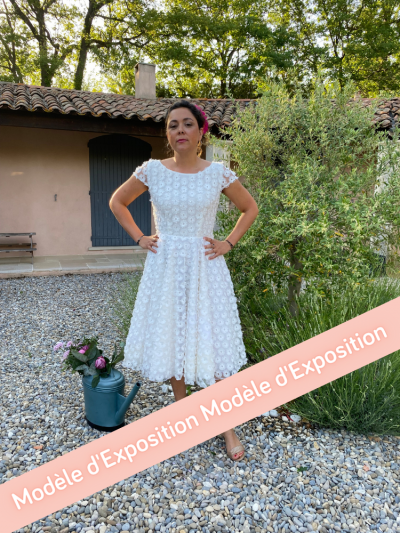 Robe de mariée courte en tulle brodé de motifs "Soleil" pour égayer votre mariage.  Dos nu en V.