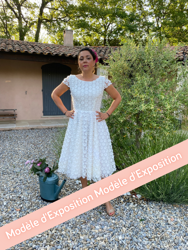 Robe de mariée courte en tulle brodé de motifs "Soleil" pour égayer votre mariage.  Dos nu en V.