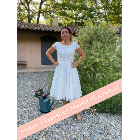 Robe de mariée courte en tulle brodé de motifs "Soleil" pour égayer votre mariage.  Dos nu en V.