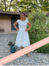 Robe de mariée courte en tulle brodé de motifs "Soleil" pour égayer votre mariage.  Dos nu en V.