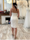 Robe de mariée courte, civile, création française en dentelle. Mariées de Provence