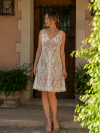 Robe de mariée courte coupe droite et ses finitions en festons.