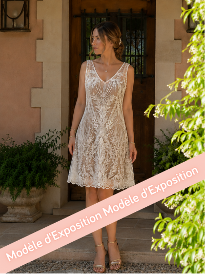 Robe de mariée courte coupe droite et ses finitions en festons.