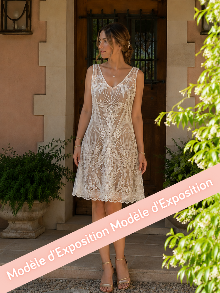 Robe de mariée courte coupe droite et ses finitions en festons.
