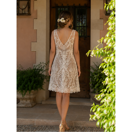 Robe de mariée courte coupe droite et ses finitions en festons.