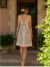 Robe de mariée courte coupe droite et ses finitions en festons.