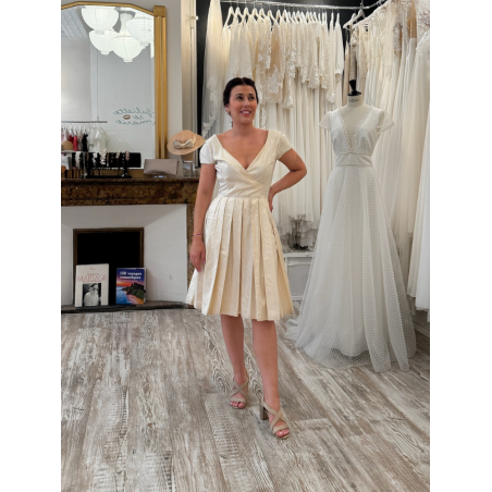 Robe de mariée courte en soie sauvage ivoire, avec un magnifique décolleté et un léger dos nu.