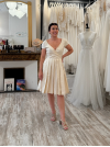 Robe de mariée courte en soie sauvage ivoire, avec un magnifique décolleté et un léger dos nu.