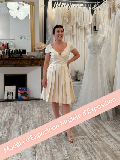 Robe de mariée courte en soie sauvage ivoire, avec un magnifique décolleté et un léger dos nu.