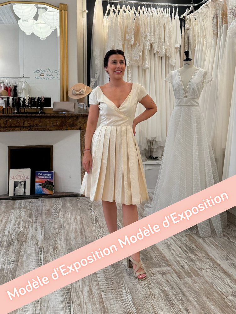 Robe de mariée courte en soie sauvage ivoire, avec un magnifique décolleté et un léger dos nu.
