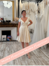 Robe de mariée courte en soie sauvage ivoire, avec un magnifique décolleté et un léger dos nu.