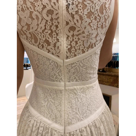 Robe de cérémonie ou mariage civil courte sans manches
Dos dentelle transparent