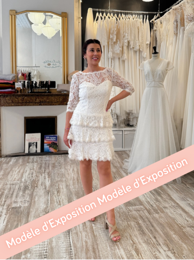 Robe de mariée courte intégralement confectionnée en dentelle.