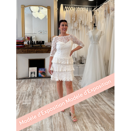 Robe de mariée courte intégralement confectionnée en dentelle.