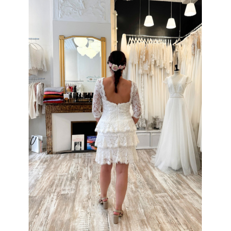 Robe de mariée courte intégralement confectionnée en dentelle.
