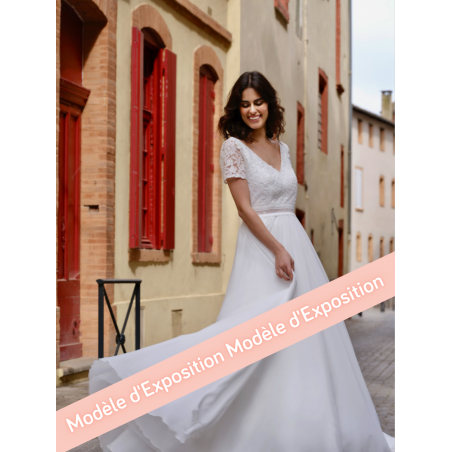 Valse, robe de mariée longue bohème dos nu, dentelle pailletée.  Créations Bochet