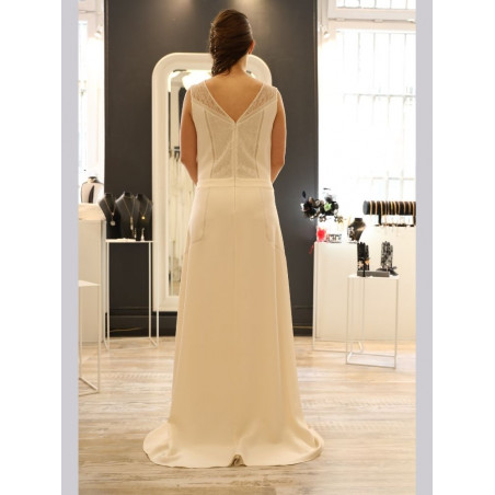 Robe de mariée longue tout en soie.