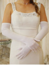 Gants longs couleur crème au fini satiné chic, l'accessoire idéal pour sublimer votre tenue de mariée.