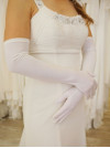 Gants longs couleur crème au fini satiné chic, l'accessoire idéal pour sublimer votre tenue de mariée.