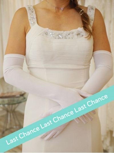 Gants longs couleur crème au fini satiné chic, l'accessoire idéal pour sublimer votre tenue de mariée.