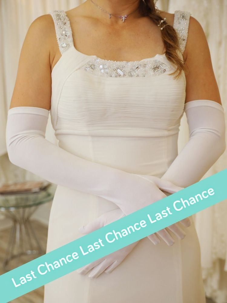 Gants longs couleur crème au fini satiné chic, l'accessoire idéal pour sublimer votre tenue de mariée.