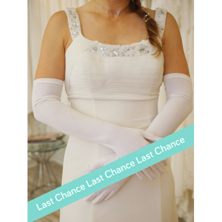 Gants longs couleur crème au fini satiné chic, l'accessoire idéal pour sublimer votre tenue de mariée.