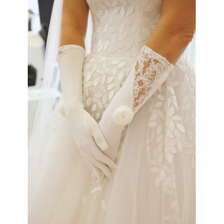 Gants mi-longs, couleur crème avec dentelle et une fleur en tissu