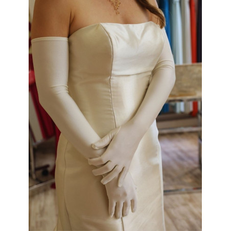 Gants longs, couleur crème sobre et chic.