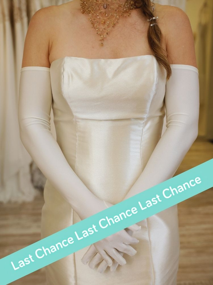 Gants longs, couleur crème sobre et chic.