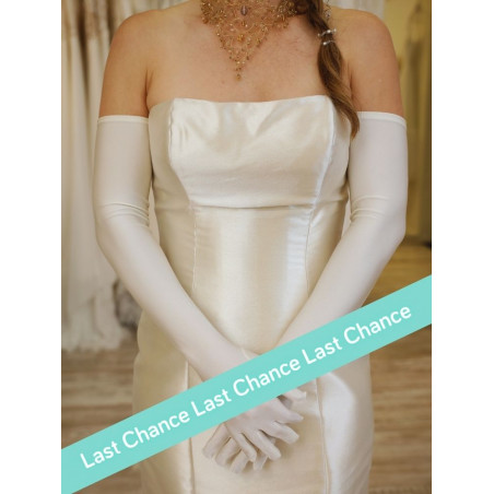 Gants longs, couleur crème sobre et chic.