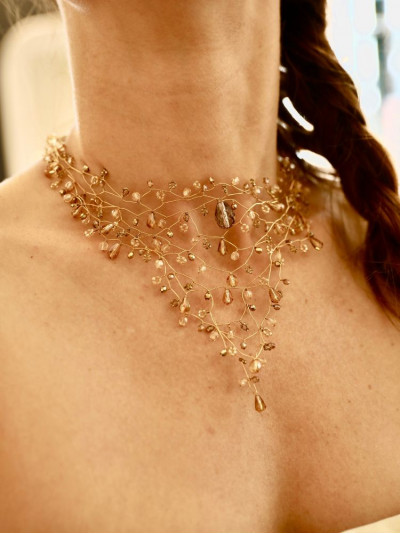 Collier Bella, création faite à la main, orné de perles.