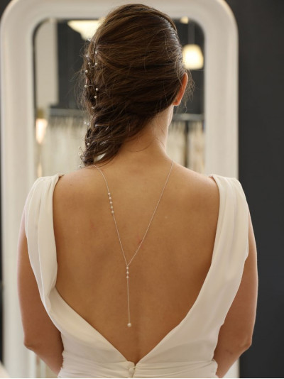 Bijou de dos argenté élégant avec de ravissantes perles