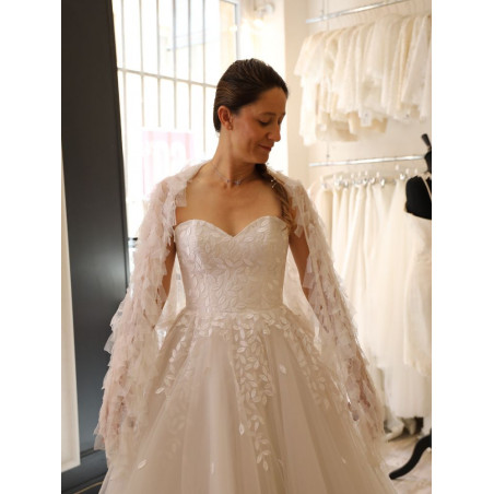 surprenante étole en tulle à froufrous