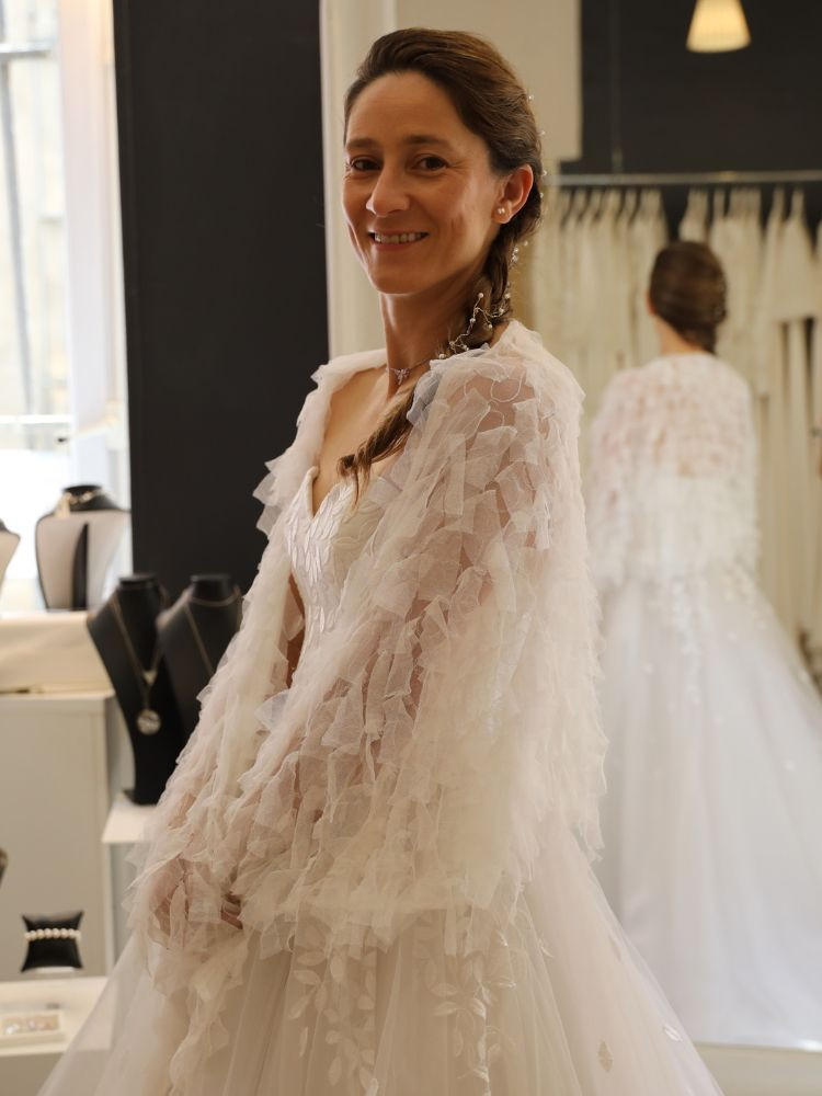 surprenante étole en tulle à froufrous