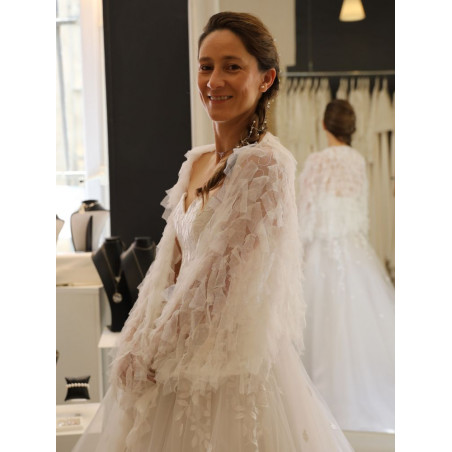 surprenante étole en tulle à froufrous