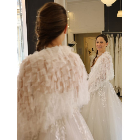 surprenante étole en tulle à froufrous