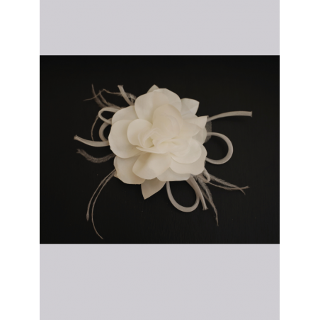 Broche fleur en tissu et plumes.