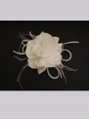 Broche fleur en tissu et plumes.