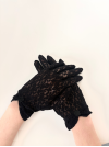 Gants noir en tulle avec fronce, l'accessoire idéal pour sublimer votre tenue.