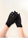 Gants noir en tulle avec fronce, l'accessoire idéal pour sublimer votre tenue.