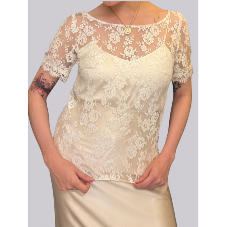Top de mariage en dentelle de Calais, boutonné dans le dos, avec de petites manchettes.