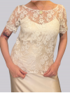 Top de mariage en dentelle de Calais, boutonné dans le dos, avec de petites manchettes.