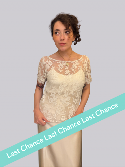 Top de mariage en dentelle de Calais, boutonné dans le dos, avec de petites manchettes.