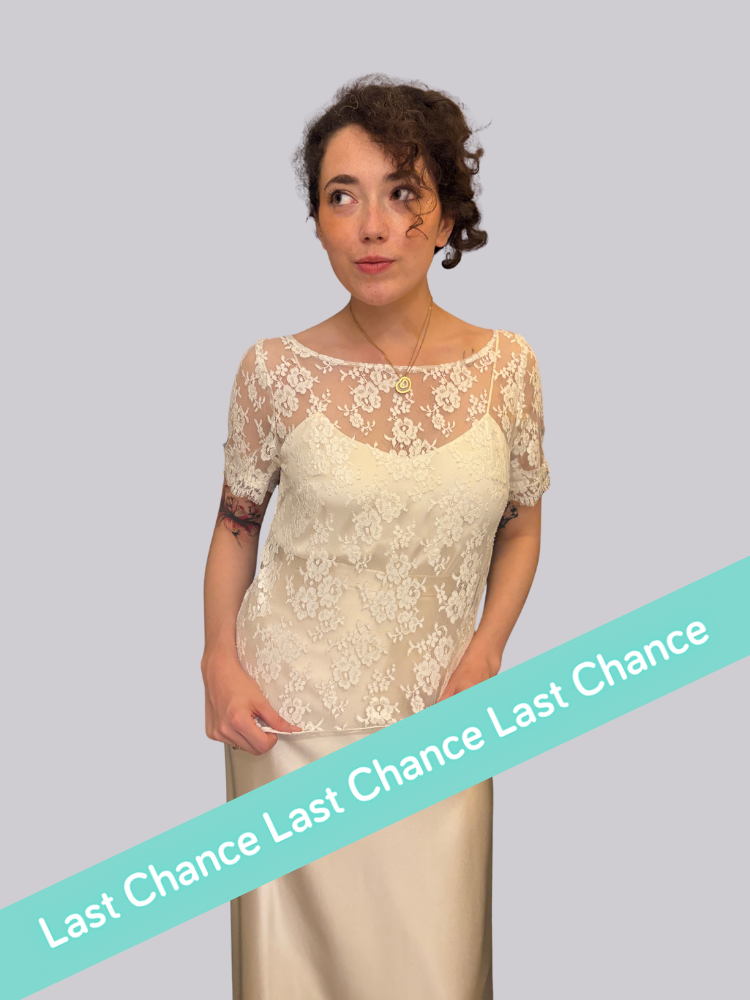 Top de mariage en dentelle de Calais, boutonné dans le dos, avec de petites manchettes.