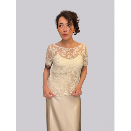 Top de mariage en dentelle de Calais, boutonné dans le dos, avec de petites manchettes.